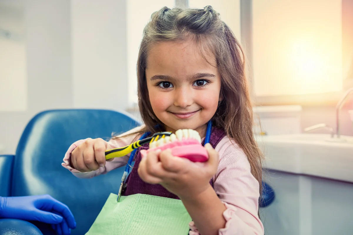 O primeiro sorriso, os primeiros cuidados: quando levar o seu filho ao médico dentista?