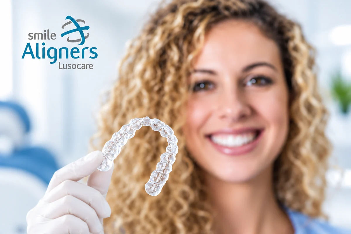 Profissional da Lusocare a segurar um alinhador transparente